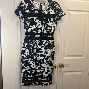 Beautiful fitted scuba material dress size small fits, size 6